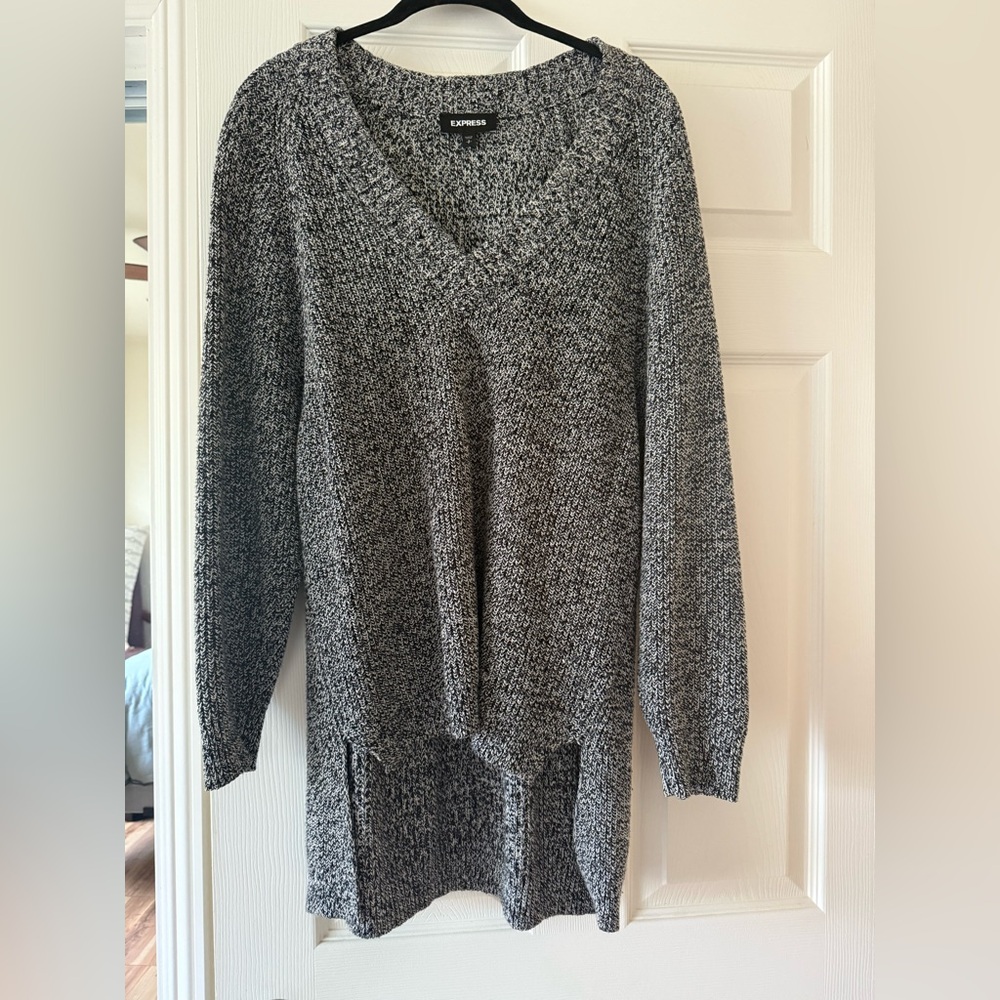 Express Women's Black and White V-Neck Sweater